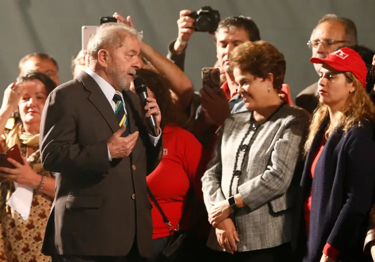 Ex-presidente Lula e Dilma durante ato após depoimento de Lula a Moro em Curitiba, dia 10/05/2017 (Rodolfo Buhrer/Reuters)
