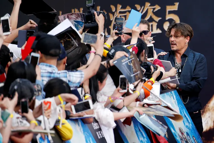 Pré-estreia de Piratas do Caribe 5 na China: Johnny Depp dá autógrafos para fãs durante o evento (Aly Song/Reuters)