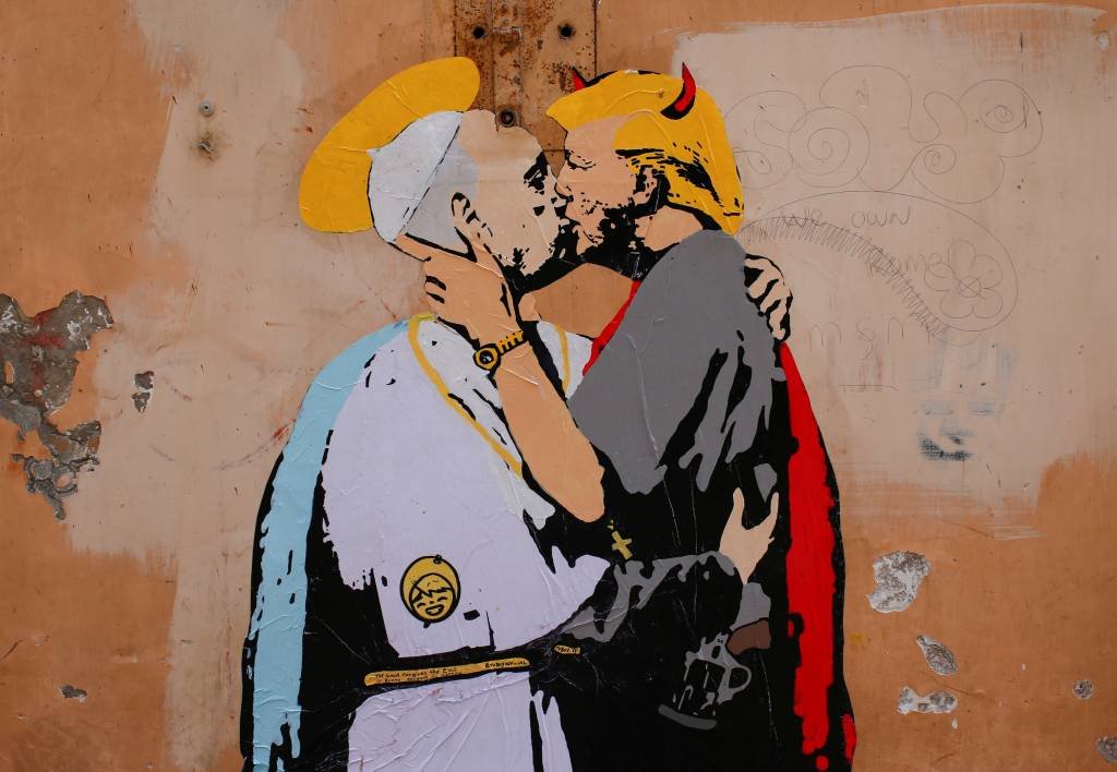Desenho de papa e Trump se beijando surge em muro de Roma