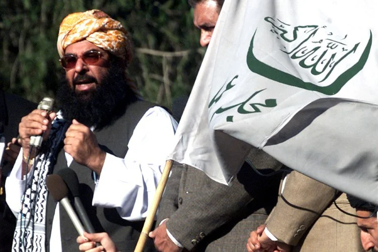 Senador Abdul Ghafoor Haideri, disse acreditar que ele era o alvo da explosão e que sofreu pequenos ferimentos (Mian Khursheed/Reuters)