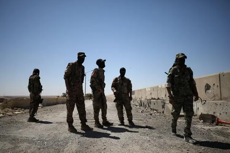 Ataques na Síria contra o Estado Islâmico: aviões de guerra atingiram as redondezas de uma área residencial e de uma mesquita (Rodi Said/Reuters)