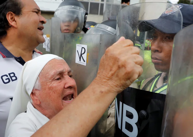 Protesto: forças de segurança não deixaram que os manifestantes cheguem ao centro de Caracas (Carlos Garcia Rawlins/Reuters)