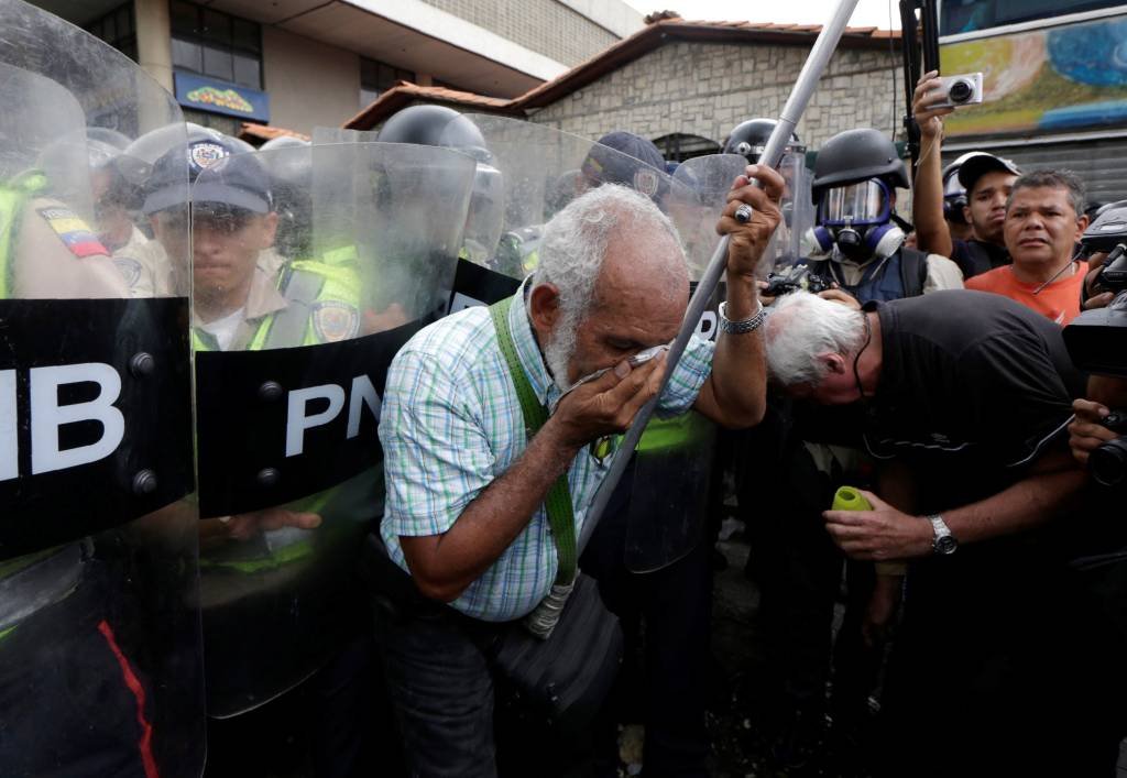 Pensionistas trocam socos com polícia em protesto na Venezuela
