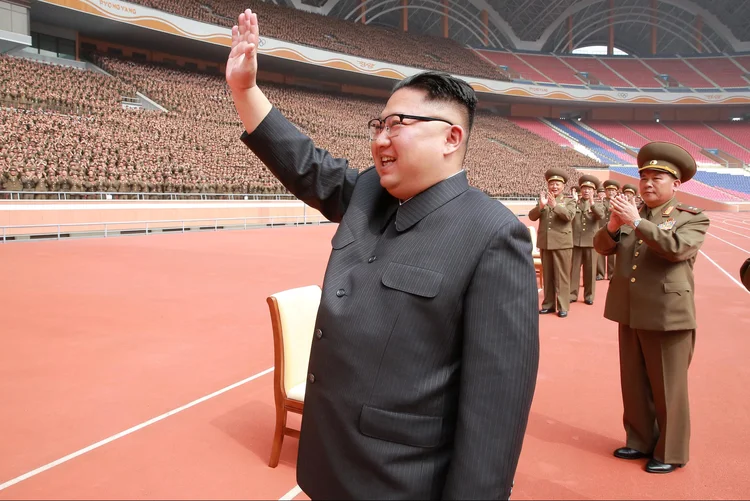 Líder norte-coreano Kim Jong-Un supervisionou o teste de um novo sistema de armas antiaéreas (KCNA/Reuters)