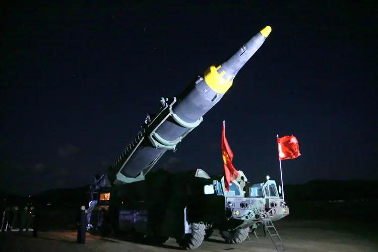 Kim Jong-Un inspeciona novo míssil antes do lançamento: a Coreia do Norte realizou dois testes atômicos e dezenas de lançamentos de mísseis desde o começo do ano passado (KCNA/Reuters)