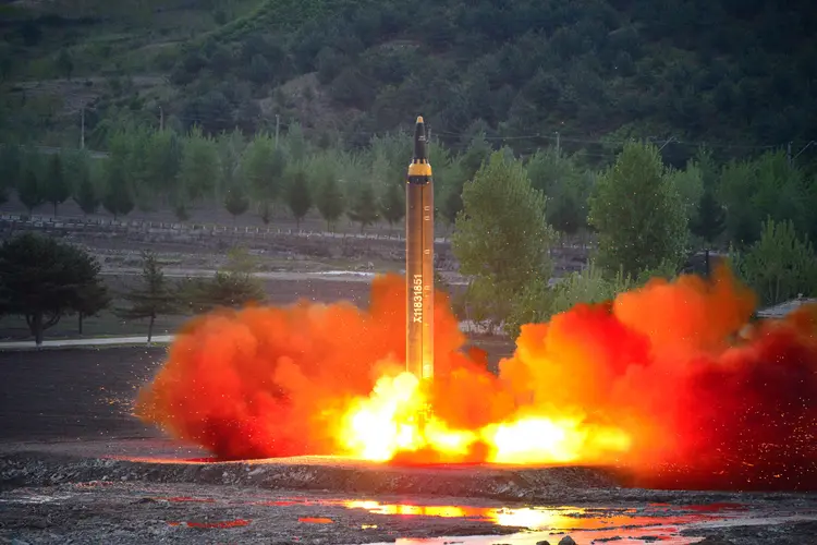 Lançamento de míssil: Pyongyang fez o lançamento com o fim de "verificar as especificações táticas e técnicas do recém desenvolvido míssil balístico" (KCNA/Reuters)