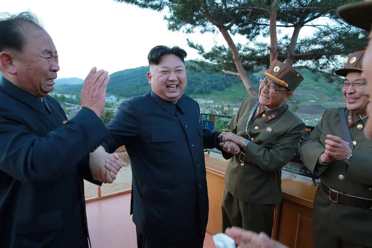Foto mostra o líder da Coreia do Norte, Kim Jong-Un, supostamente comemorando o sucesso de um teste de míssil em 15/05/2017 (KCNA/Reuters)