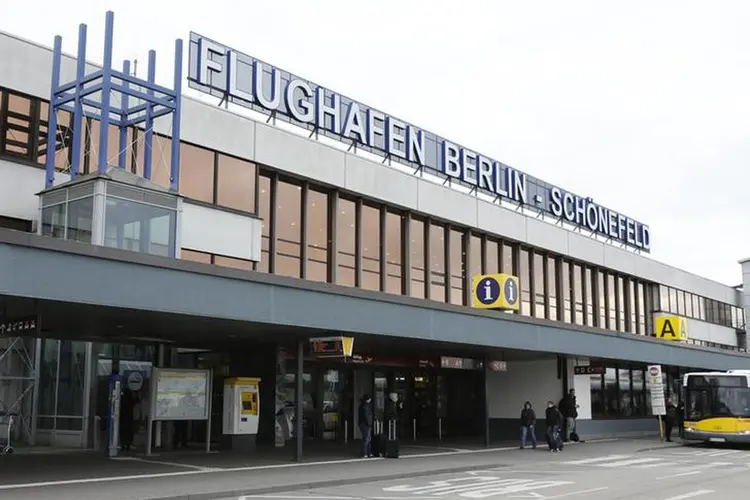 Aeroporto de Schoenefeld: Terminal D foi desocupado devido a suposta presença de gás lacrimogêneo (Fabrizio Bensch/Reuters)