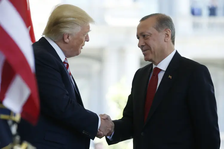 Trump e Erdogan: Trump pediu que as partes "trabalhem para deter o financiamento do terrorismo" (Joshua Roberts/Reuters)