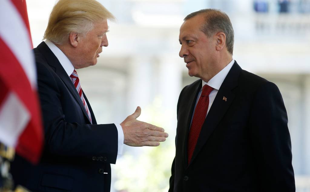 Erdogan adverte a Trump que "nunca" aceitará que EUA armem curdos
