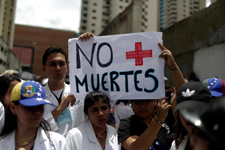 Protestos na Venezuela: houve violência nas redondezas da capital na quarta-feira depois que forças de segurança separaram dezenas de milhares de simpatizantes da oposição (Marco Bello/Reuters)
