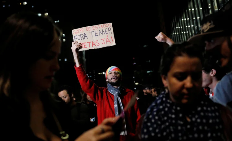 Manifestantes na Avenida Paulista contra Michel Temer, dia 17/05/2017 (Nacho Doce/Reuters)