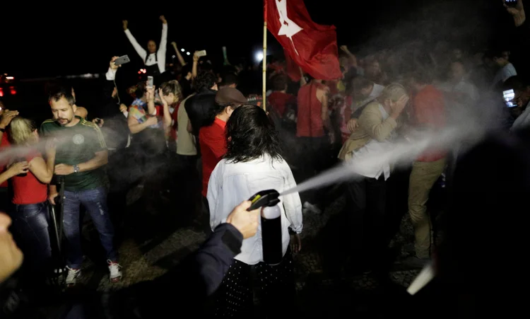Protesto em Brasília: alguns manifestantes ergueram bandeiras do PT e gritaram "Fora Temer" (Ueslei Marcelino/Reuters)