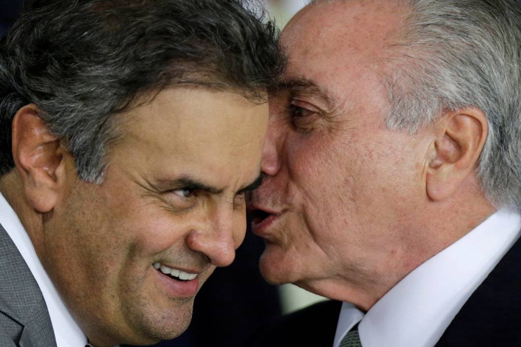 Aécio Neves e Michel Temer: em maio, áudios e vídeos apontaram uma série de acusações escandalosas contra o senador e o presidente (Ueslei Marcelino/Reuters)