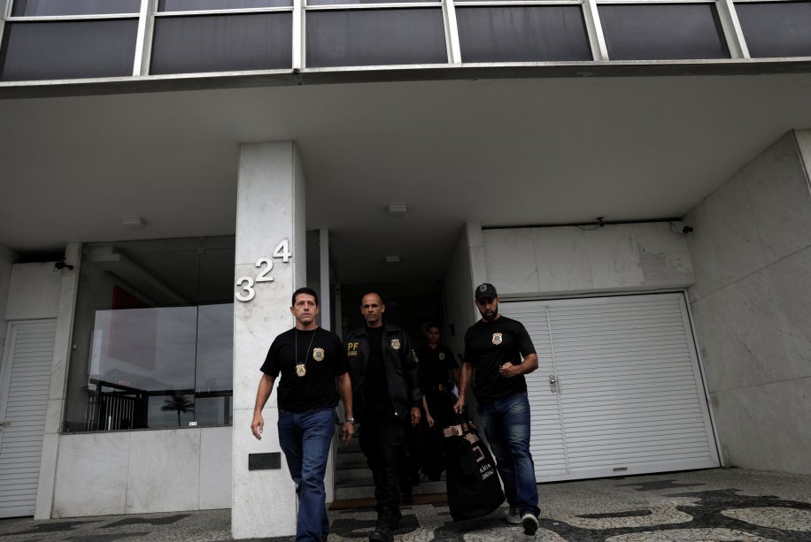 Polícia Federal deixa apartamento do senador Aécio Neves em Brasília 18/05/2017