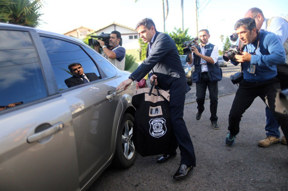 Polícia Federal deixa prédio após operação no apartamento do senador Aécio Neves no Rio de Janeiro. 18/05/2017 REUTERS/Ricardo Moraes