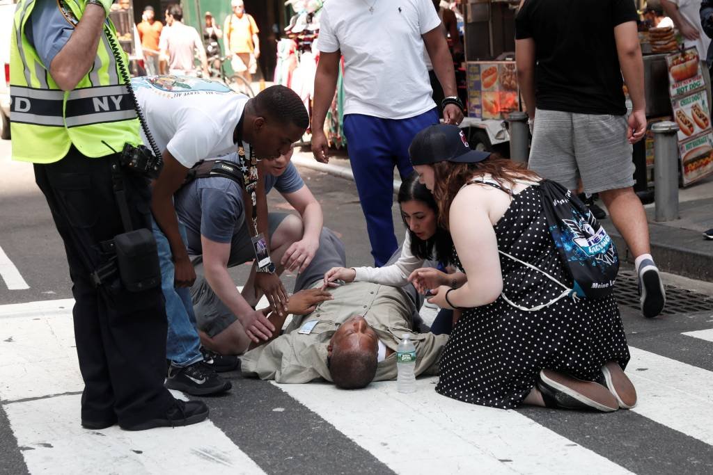 Carro atropela dezenas de pedestres na Times Square, em NY