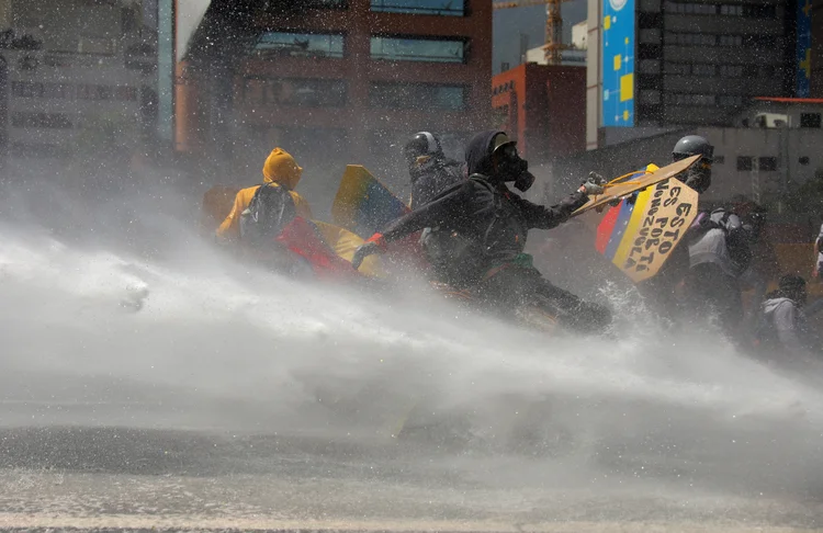 Protestos na Venezuela: os protestos exigem eleições gerais para antecipar a saída de Maduro do poder, que até agora deixou 43 mortos e centenas de feridos e detidos (Carlos Barria/Reuters)