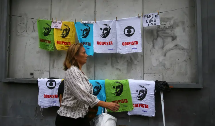 Panos de chão com imagem de Temer e escrito "golpista" embaixo, no Rio de Janeiro, dia 18/05/2017 (Pilar Olivares/Reuters)