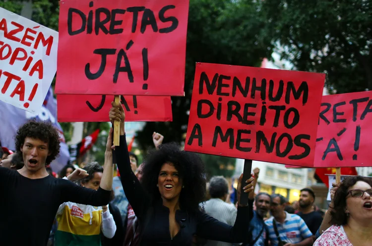 Manifestação: líderes de várias categorias profissionais discursam pedindo a saída de Temer e a realização de eleições diretas para presidente da República (Pilar Pilares/Reuters)