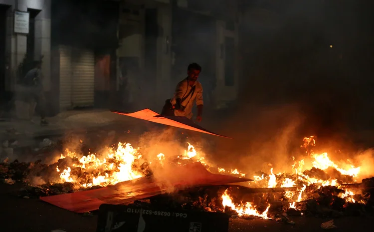 Protesto no Rio: nesta quinta-feira não houve ataques a ônibus, mas várias lojas sofreram tentativas de arrombamento (Pilar Olivares/Reuters)