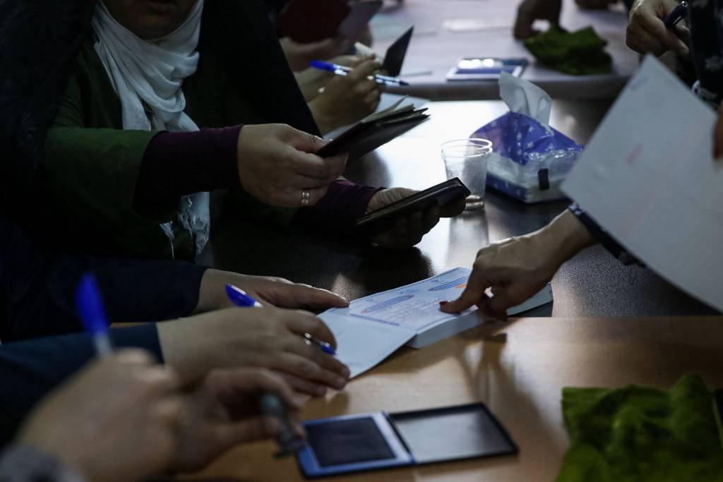 Iranianos vão às urnas para eleger novo presidente do país