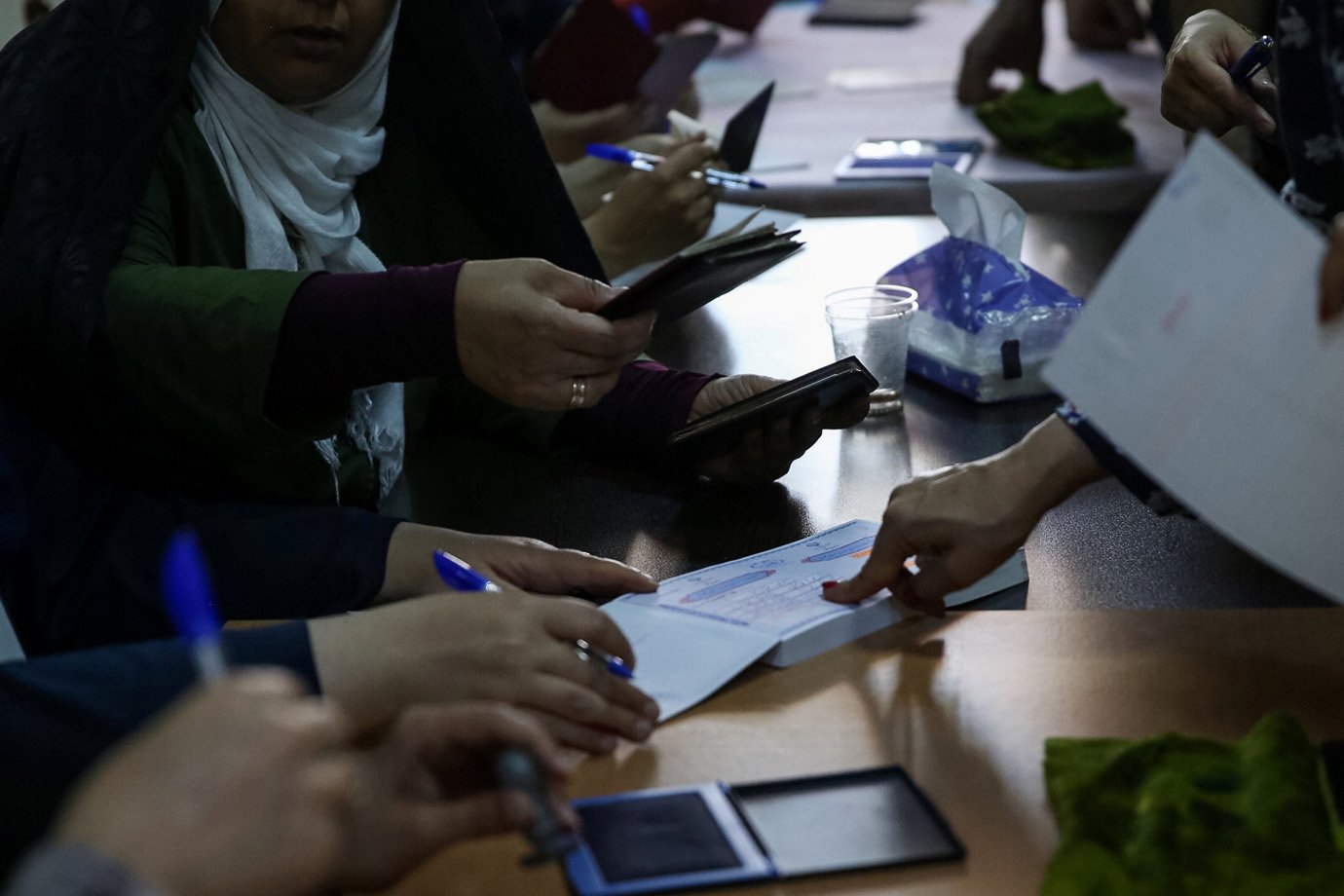 Iranianos votam em eleição que opõe Rouhani a rival linha-dura
