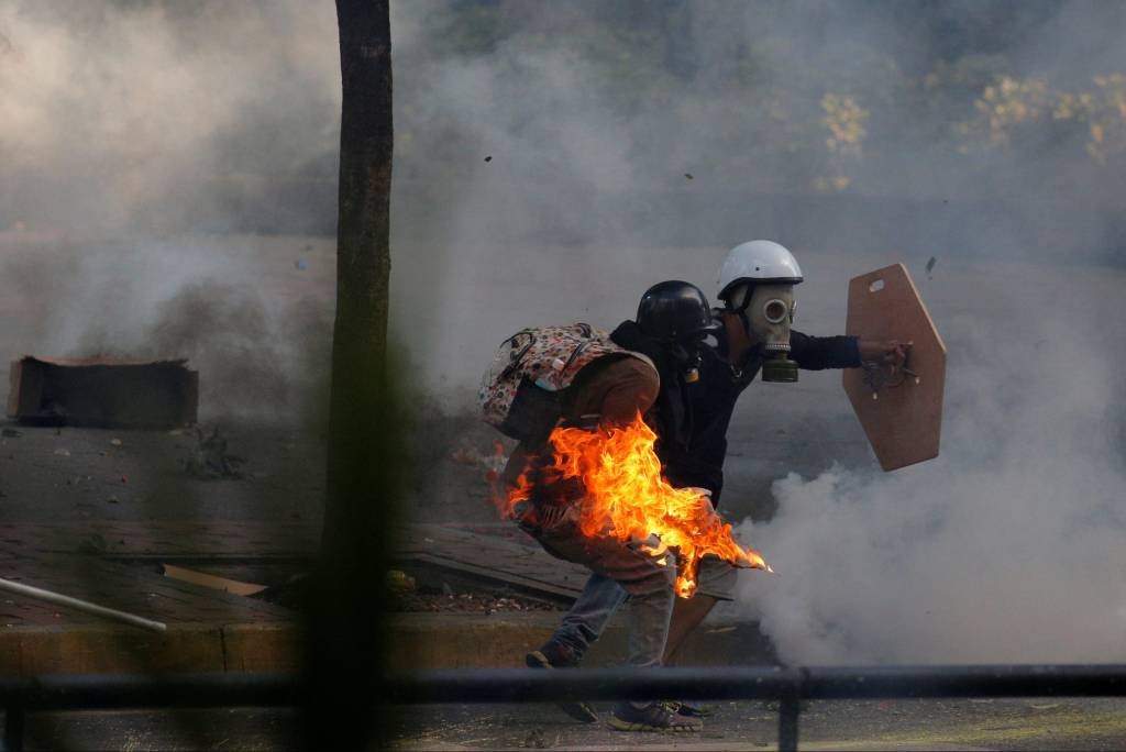 Maduro acusa oposição de incendiar homem durante protesto