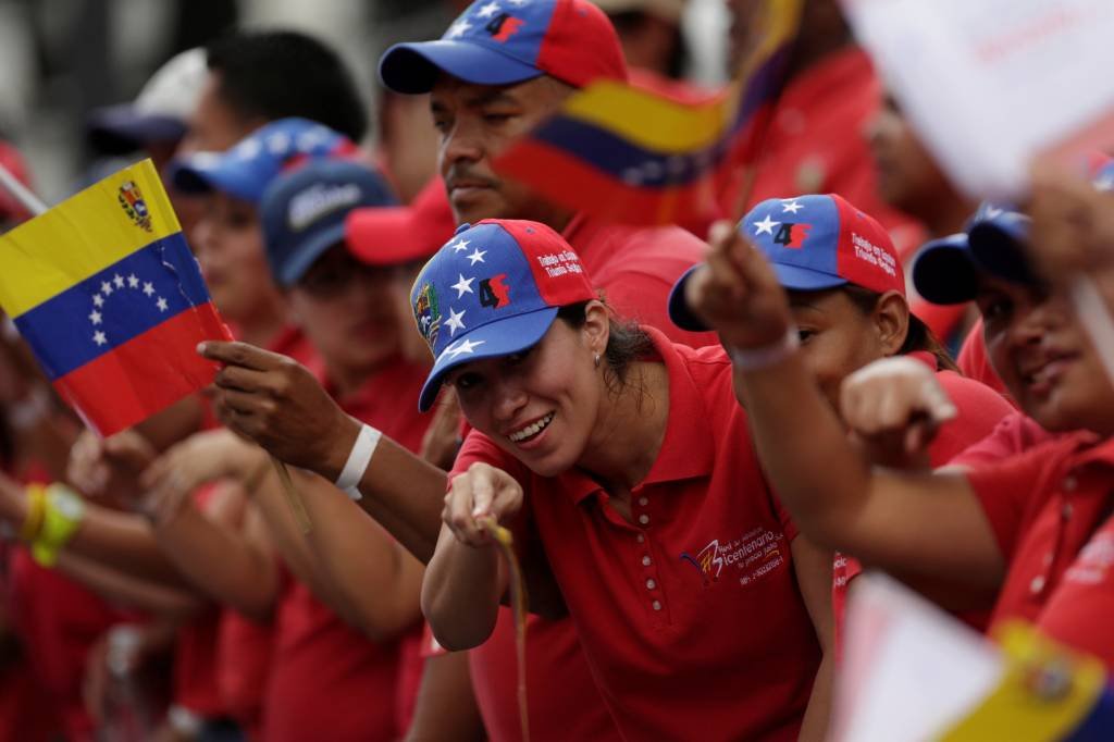 Maduro convoca "grande marcha" pela paz na Venezuela