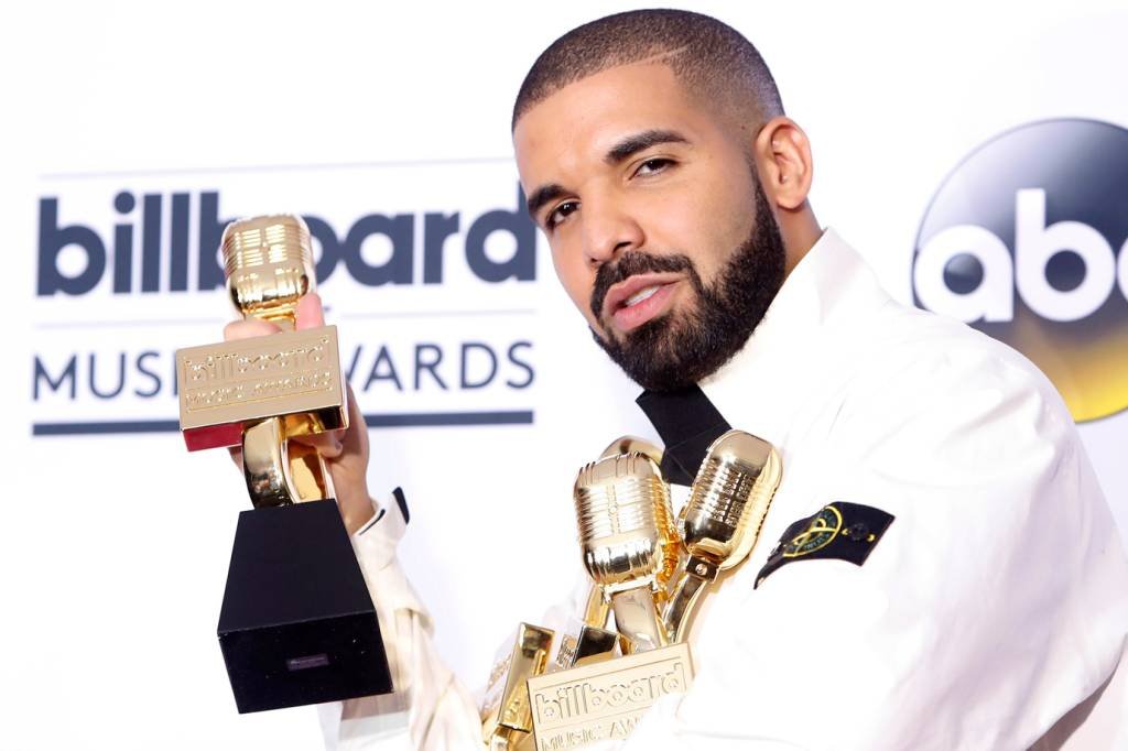 É campeão: Drake lucra R$ 3,9 milhões em bitcoin com apostas do Super Bowl