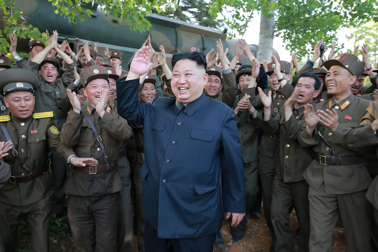 Kim Jong Un: o líder supervisionou o teste do míssil Pukguksong-2, que confirmou orientação confiável da ogiva nuclear em fase tardia (KCNA/Reuters)