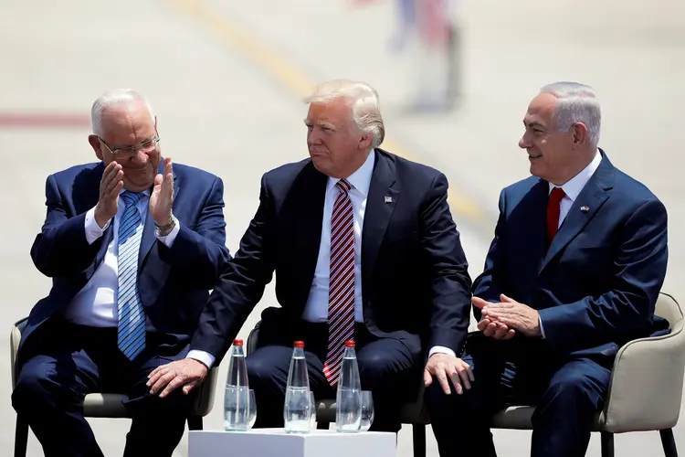 Benjamin Netanyahu e o presidente de Israel, Reuven Rivlin, estiveram no aeroporto Ben-Gurion de Telaviv para receber Trump (Amir Cohen/Reuters)