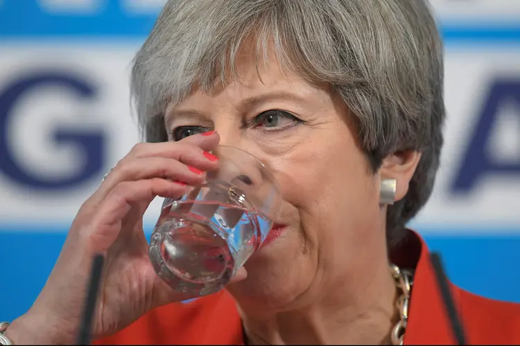 Theresa May: a premiê deve selar a aliança com o DUP, cujos 10 deputados permitiriam aos conservadores superar as 326 cadeiras necessárias para ter maioria absoluta (Toby Melville/Reuters)