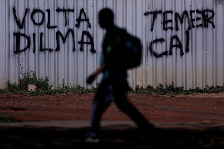 Independente de Temer ficar ou sair, o melhor que o Brasil pode esperar agora é um presidente fraco que consiga terminar o que ele começou no que resta do mandato atual", defende a Economist (Ueslei Marcelino/Reuters)