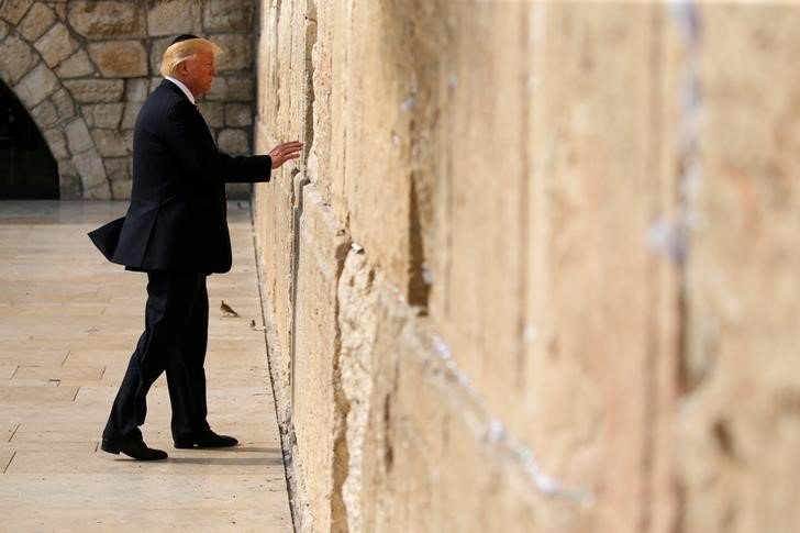 Trump é o 1º presidente dos EUA a rezar no Muro das Lamentações