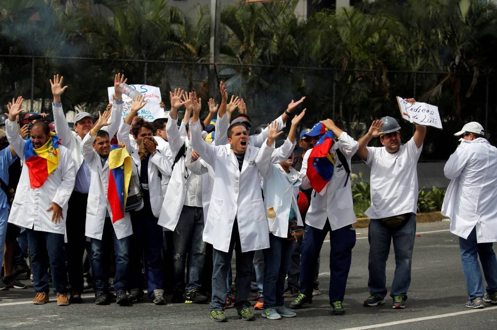 Oposição venezuelana toma ruas de Caracas pela 8ª semana