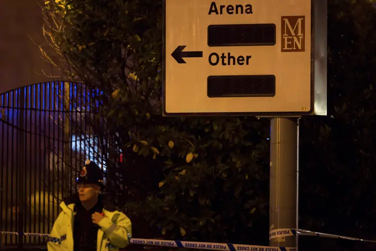 Explosão na Manchester Arena: "Os agentes que fizeram a explosão controlada confirmam que era roupa abandonada" (REUTERS/Jon Super/Reuters)