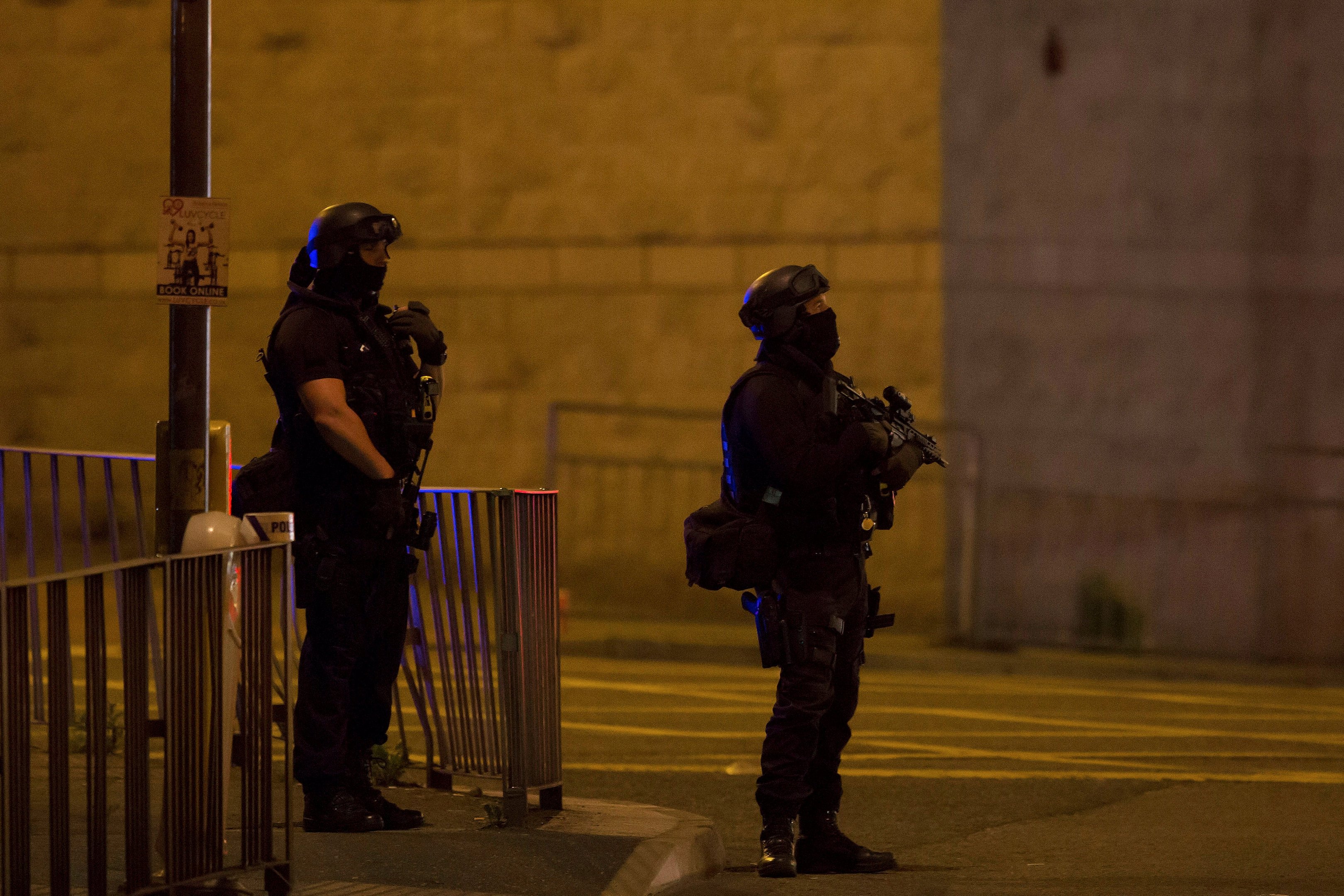 Polícia faz explosão controlada perto da Manchester Arena