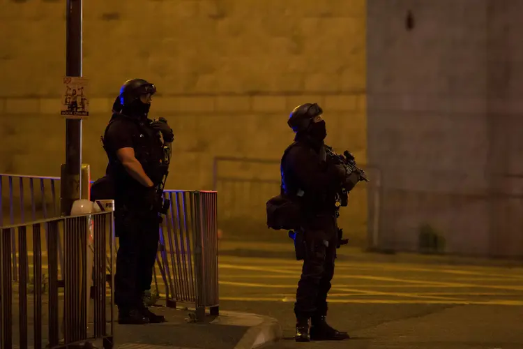 Policiais em Manchester: "Haverá uma explosão controlada em Cathedral Gardens em pouco tempo. Se escutarem algo, não se preocupem" (Jon Super/Reuters)