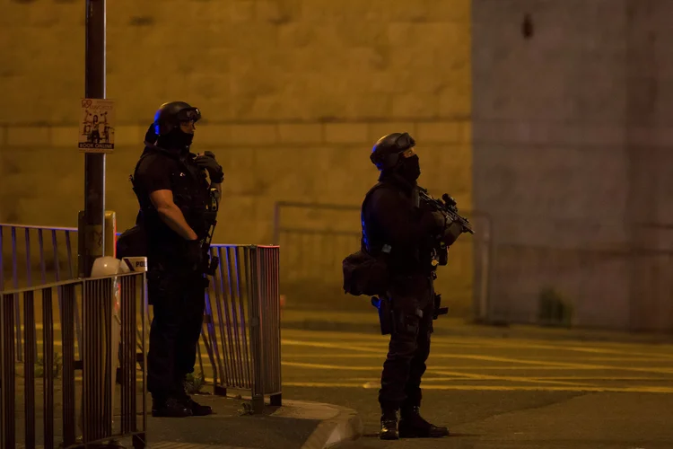 Policiais em Manchester: "Haverá uma explosão controlada em Cathedral Gardens em pouco tempo. Se escutarem algo, não se preocupem" (Jon Super/Reuters)