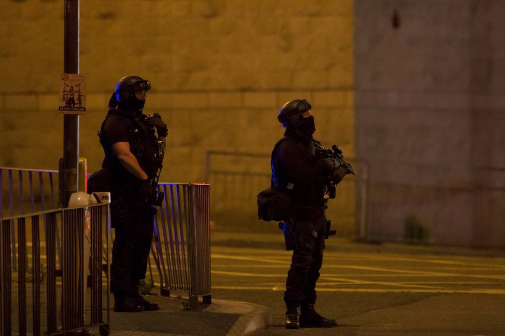Polícia faz explosão controlada perto da Manchester Arena