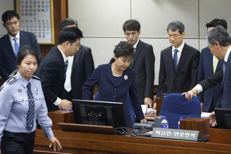 Park Geun-hye: após o depoimento, Park saiu do Tribunal algemada e não falou com a imprensa (Ahn Young-joon/Reuters)