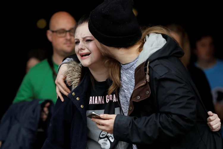 Fãs deixam local de show após ataque em Manchester: explosão matou 22 pessoas e feriu mais de 50 (Darren Staples/Reuters)