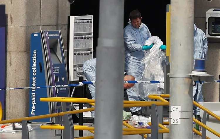 Policiais investigam ataque terrorista em Manchester: ato deixou ao menos 22 mortos (Darren Staples/Reuters)