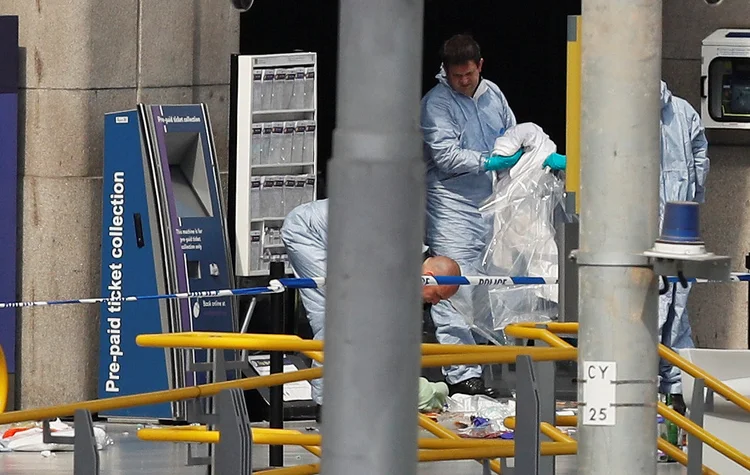 Policiais investigam ataque terrorista em Manchester: ato deixou ao menos 22 mortos (Darren Staples/Reuters)