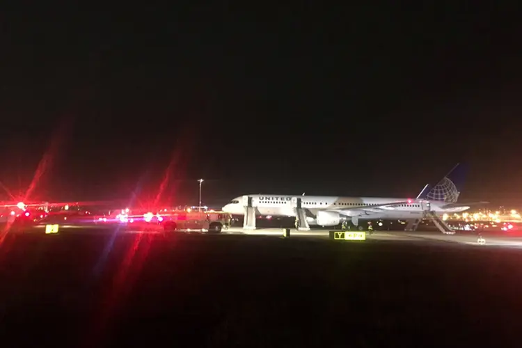 Incêndio em aeroporto nos Estados Unidos: autoridades não disseram por quanto tempo ficarão suspensas as operações (Oliver Roup/Reuters)
