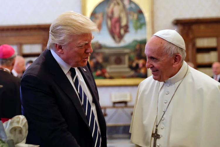 Trump e Francisco: O magnata republicano, que assumiu em janeiro o segundo mandato, tem uma relação às vezes tensa com o Vaticano (Alessandra Tarantino/Pool)