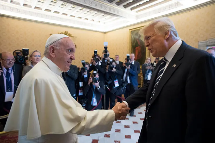 Papa Francisco e Donald Trump: visões de mundo opostas dos dois líderes colidiram no ano passado, quando Francisco criticou duramente a campanha de Trump (Osservatore Romano/Reuters)