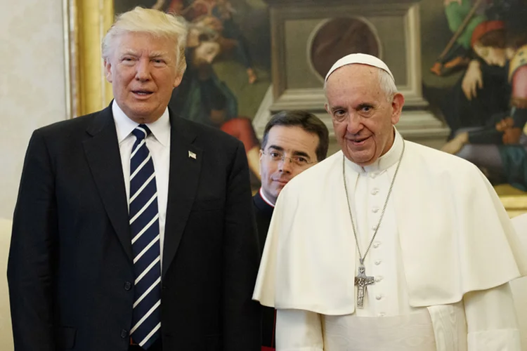 Trump e papa Francisco: de acordo com o estudo, o Twitter é a principal rede social utilizada por 276 governantes e governos (Evan Vucci/Reuters)