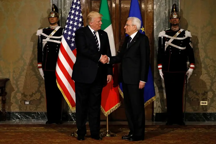 Donald Trump e Sergio Mattarella: presidente americano se reuniu com o presidente italiano após ser recebido em audiência pelo papa no Vaticano (Jonathan Ernst/Reuters)